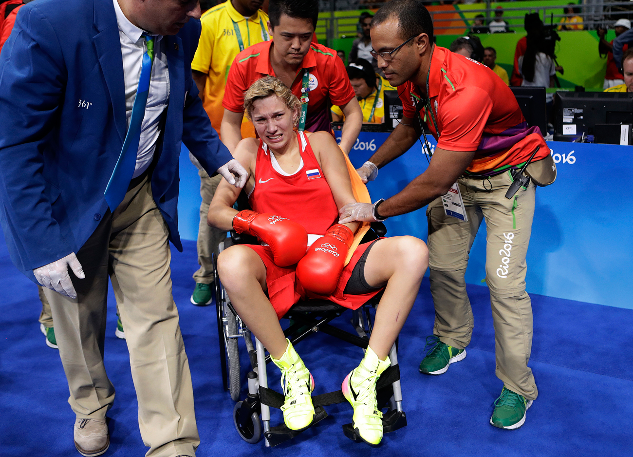 Русинката Анастасија Бељакова со придружба го напушта рингот откако прими удар во левиот лакт од Французинката Естел Мозели во текот на полуфиналето за боксерки до 60 килограми на Олимпијадата во Рио 2016. Извор: AP