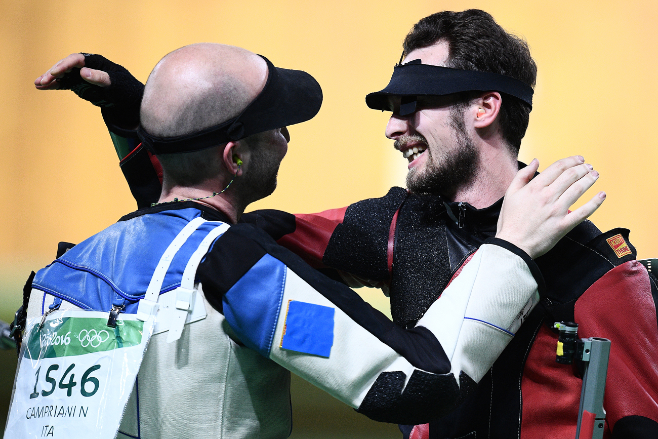 Медалистите во гаѓање на 50 метри за мажи на Олимпијадата во Рио. Од лево: златниот медалист Николо Камприани (Италија), сребрениот медалист Сергеј Каменски (Русија). Извор: Рамил Ситдиков / РИА „Новости“ 