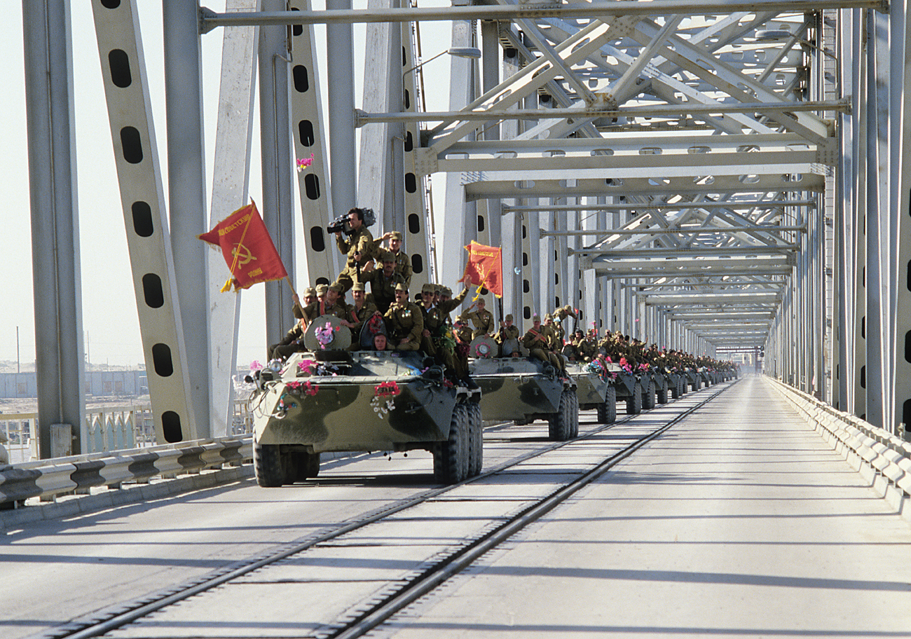 A column of armored vehicles crosses the Afghan-Soviet border on the Friendship Bridge over the Amu Darya River. V. Kiselev/RIA Novosoti