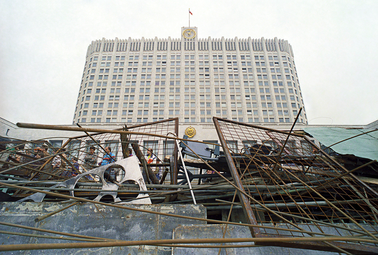 Government House defenders put up barricades on the way to the democratic Russian Federation Parliament to prevent its seizure by order from the top officials who attempted a state takeover, August 20, 1991. Source: Boris Babanov / RIA Novosti