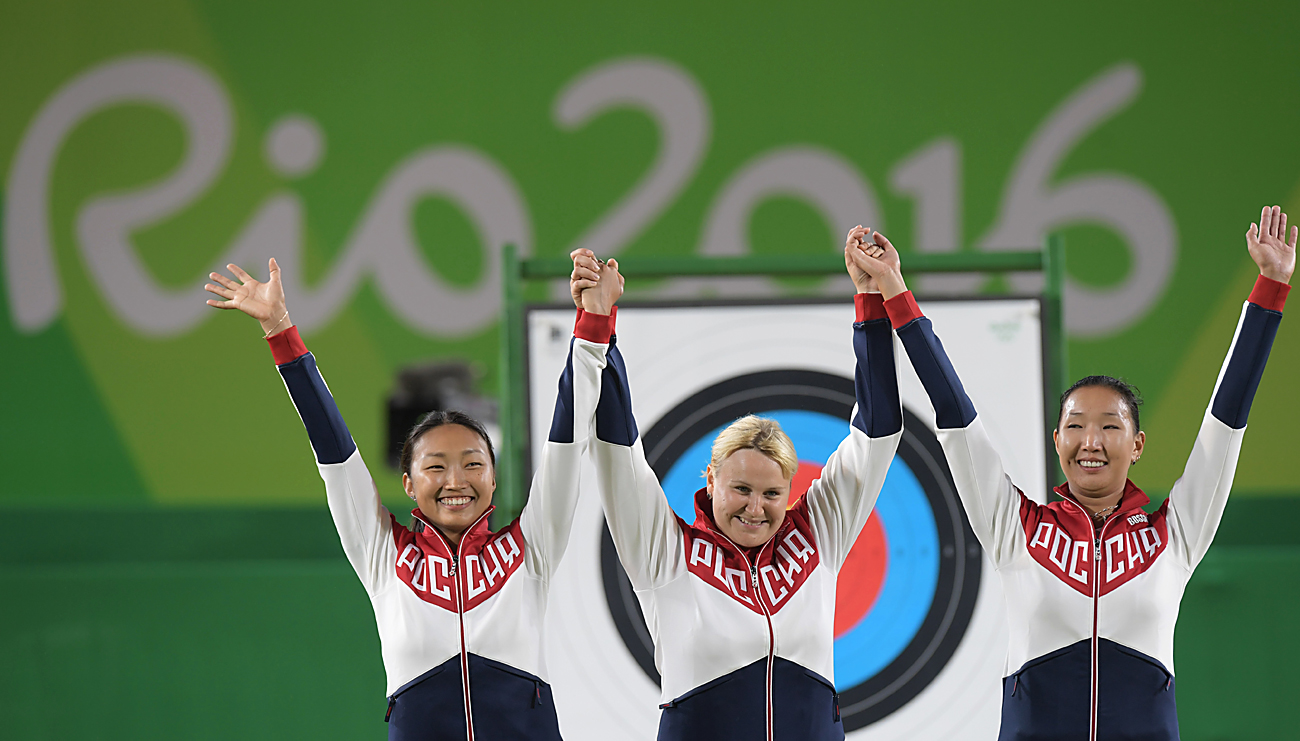 Da sinistra, Tuyana Dashidorzhieva, Ksenia Perova e Inna Stepanova, vincitrici della medaglia d’argento nel tiro con l’arco. Fonte: Grigorij Sisoev/RIA Novosti