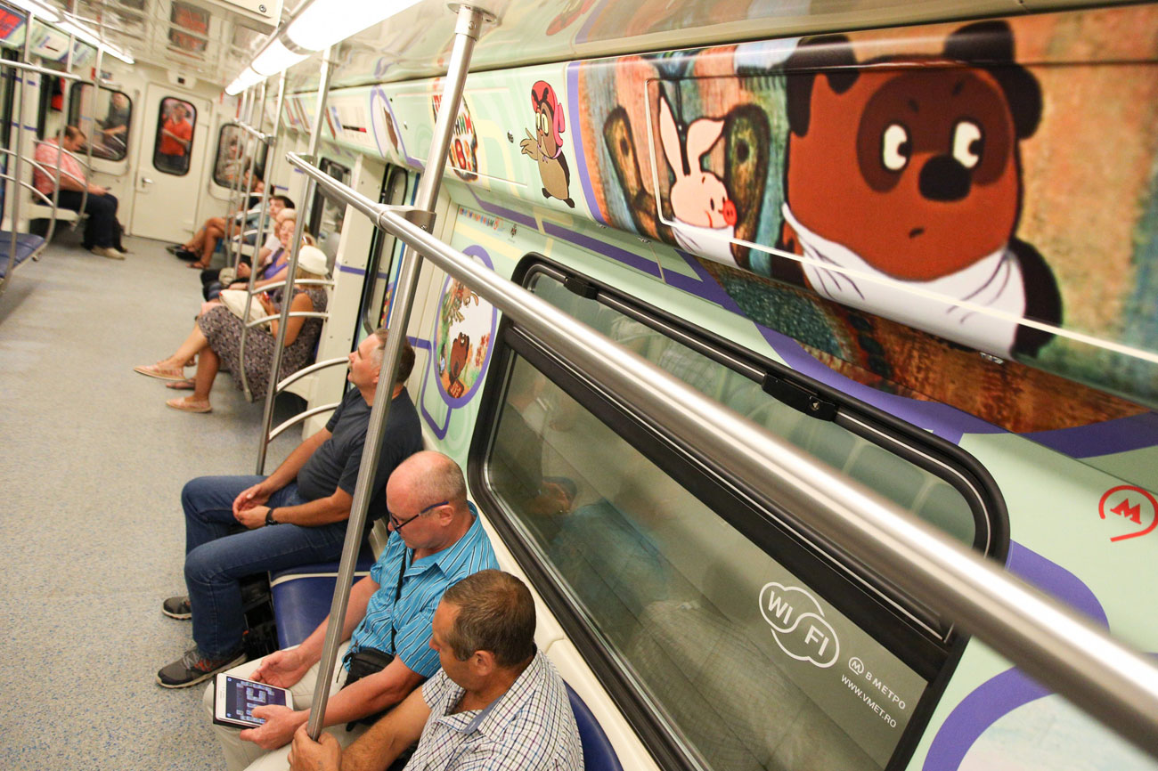Влак, украсен с герои от съветските анимационни филмове, в московското метро. Снимка: Кирил Зиков / Moskva Agency