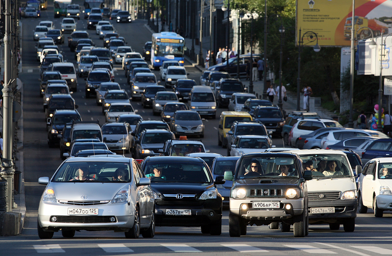 A traffic jam on Aleutskaya Street, Vladivostok. / Alexandr Kryazhev/RIA Novosti