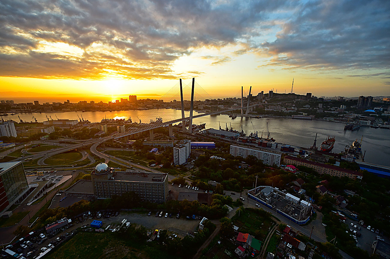 Ponte estaiada sobre a baía Zolotoy Rog (Foto: Iúri Smitiuk/TASS)