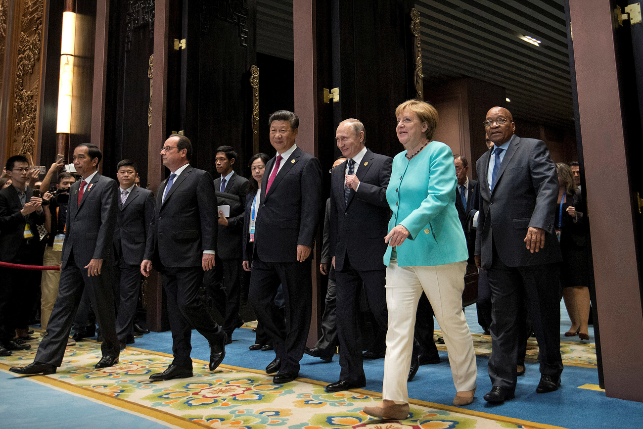 Leaders, from left, Indonesian President Joko Widodo, French President Francois Hollande, China’s President Xi Jinping, Russian President Vladimir Putin, German Chancellor Angela Merkel and South African President Jacob Zuma arrive for the opening ceremony of the G20 Summit in Hangzhou in eastern China's Zhejiang province / Reuters