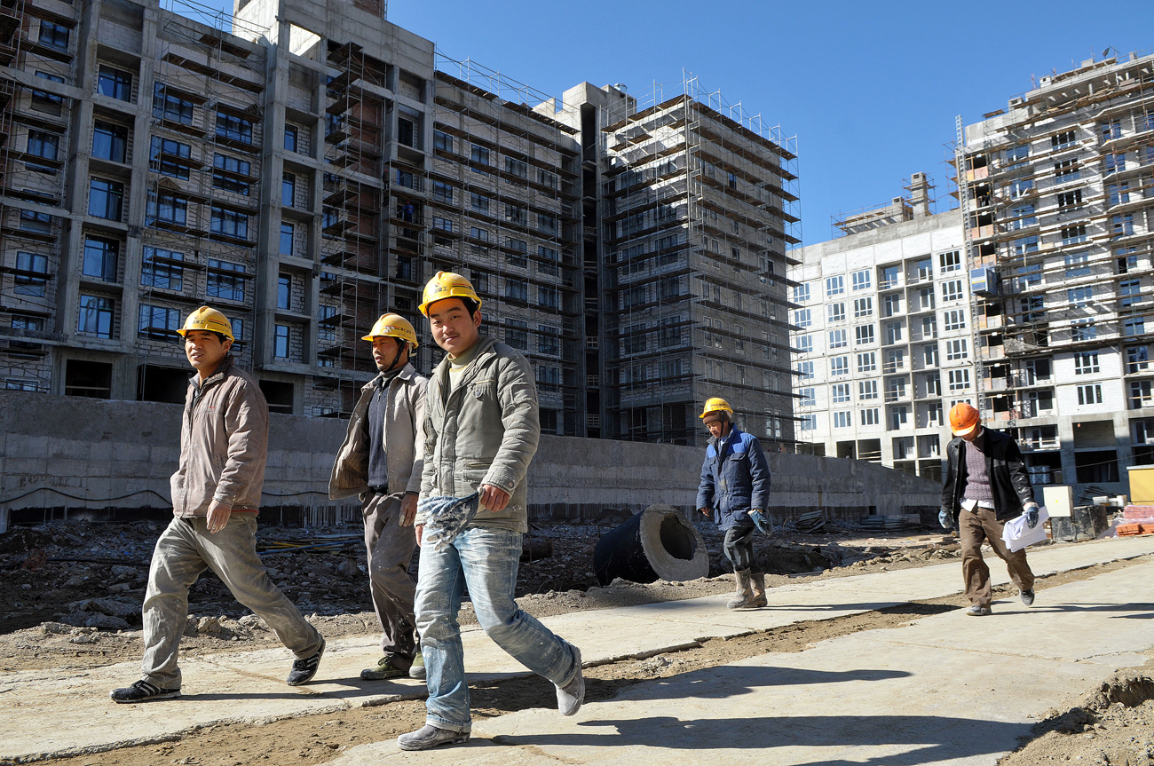 Foreign workers seen at a construction site of multi-functional residential complex Baltiyskaya Zhemchuzhina, St. Petersburg / Ruslan Shamukov / TASS
