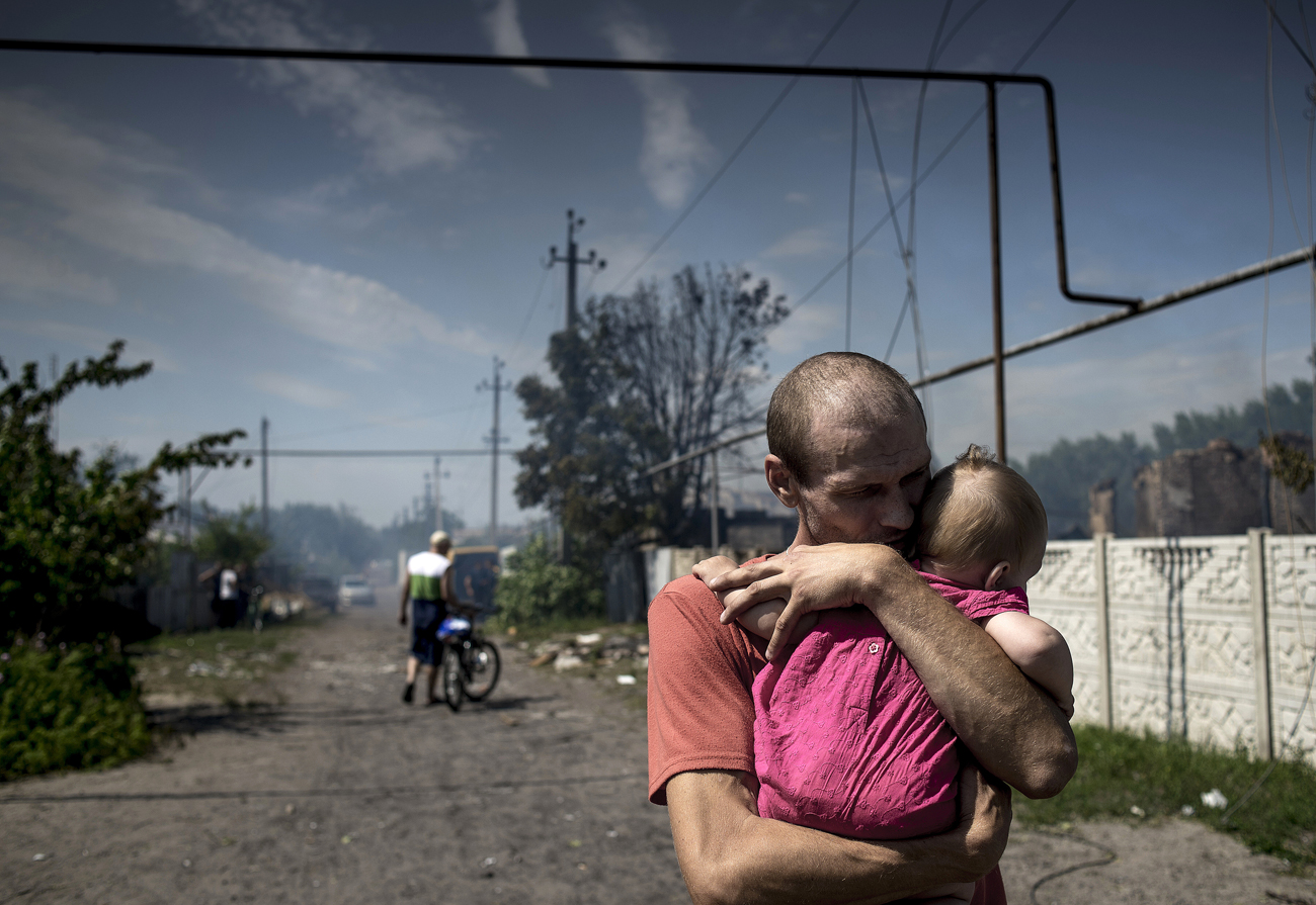 ウクライナ軍空爆後のルガンスカヤ村（ウクライナ東部）の住民＝ヴァレーリイ・メルニコフ撮影／ロシア通信