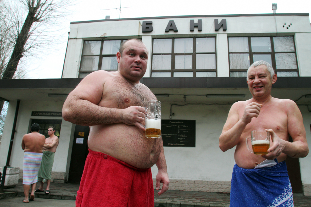 Uomini fuori da una banya a&nbsp;San Pietroburgo, novembre 2011&nbsp;\n