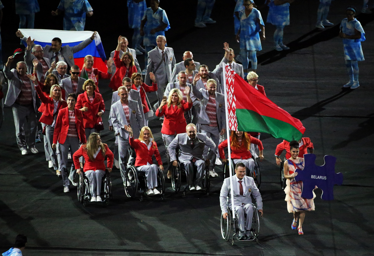 Unjuk Solidaritas Atlet Belarus Bawa Bendera Rusia Pada