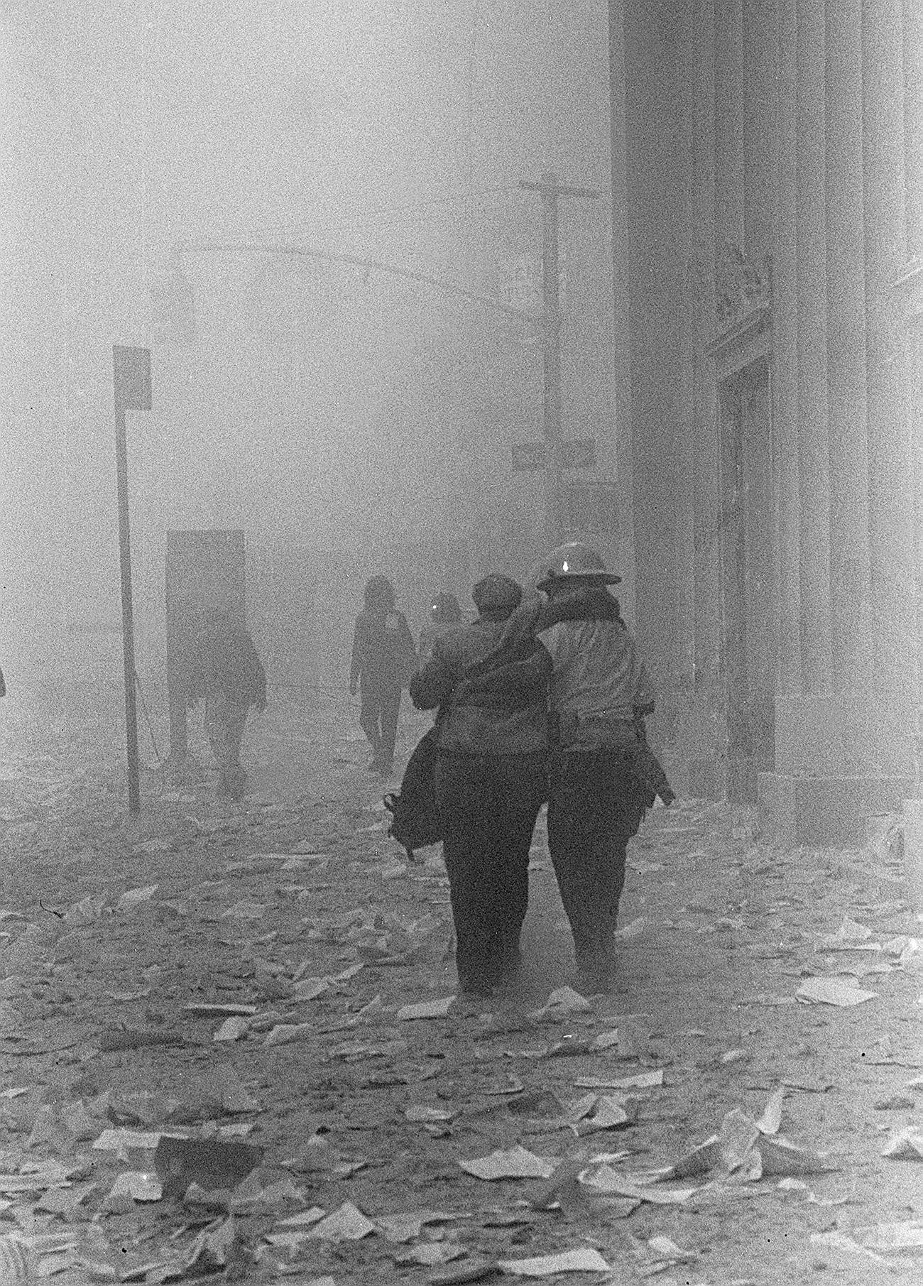 People make their way amid debris near the World Trade Center in New York, Sept. 11, 2001 / Gulnara Samoilova/AP