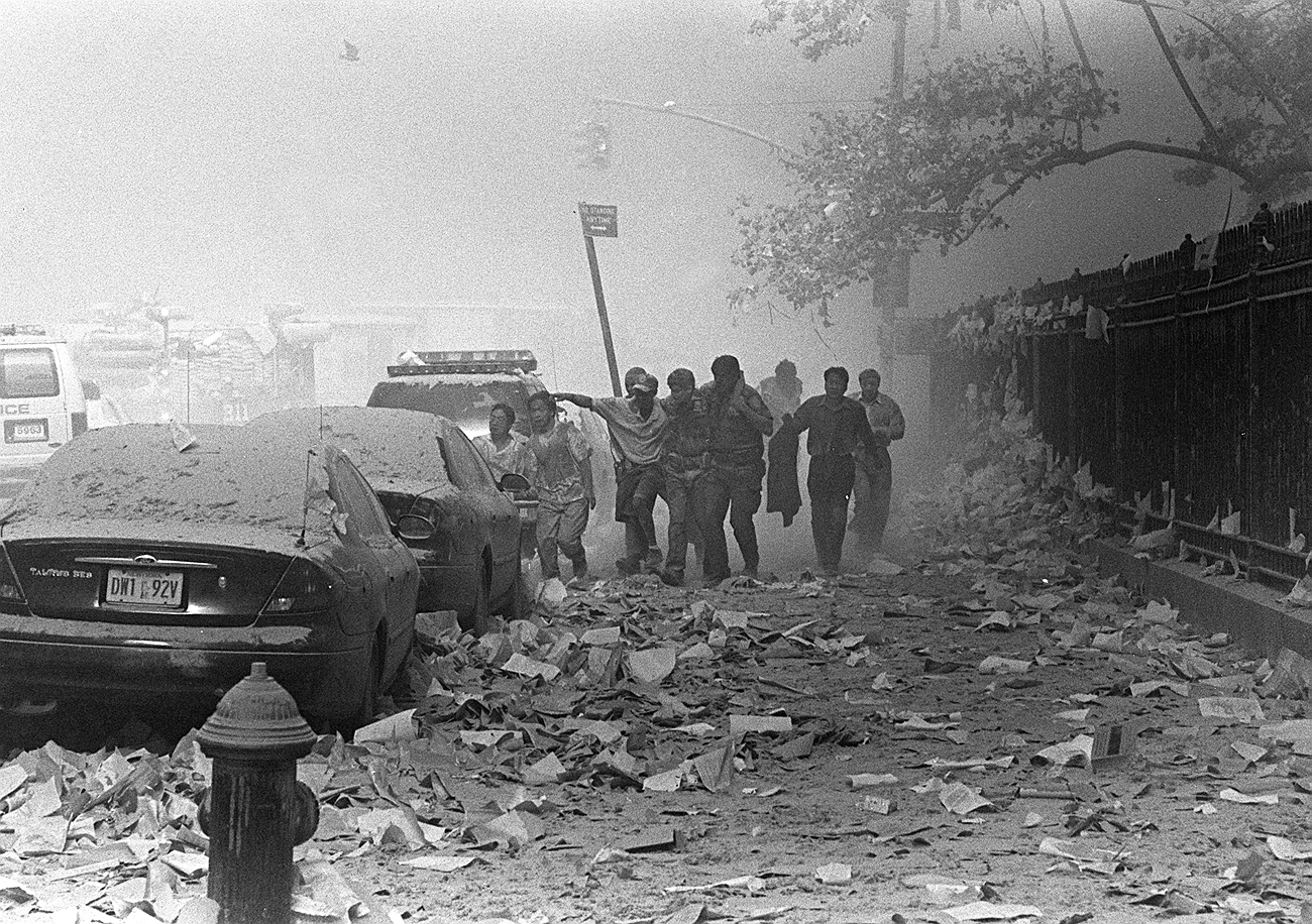 People make their way amid debris near the World Trade Center in New York, Sept. 11, 2001 / Gulnara Samoilova/AP