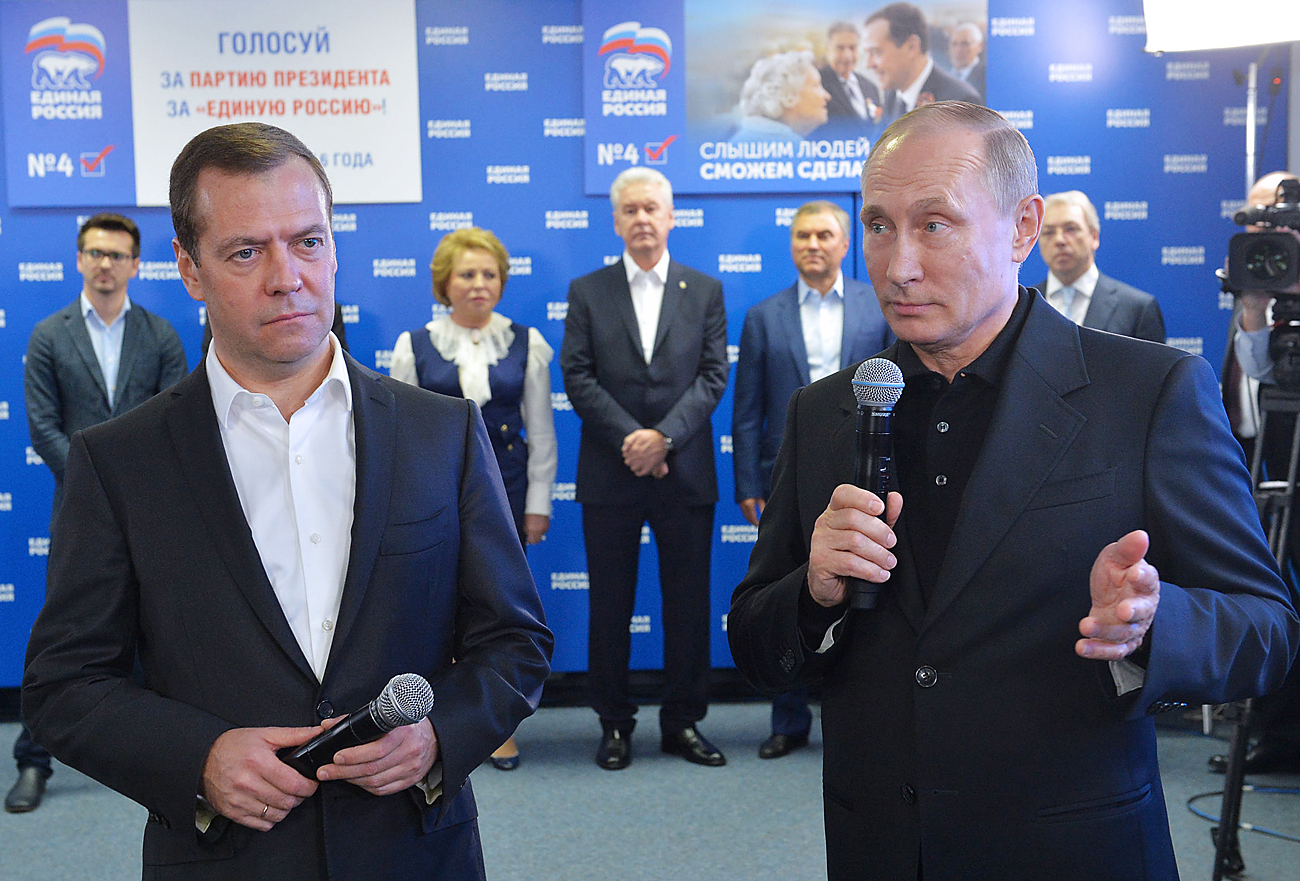Le premier ministre Dmitri Medvedev et le président russe Vladimir Poutine. Crédit : TASS