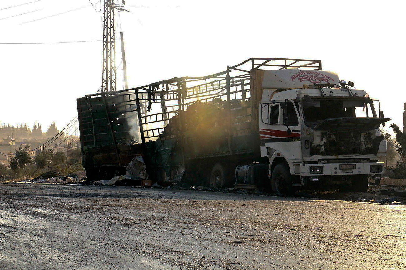 Un camion dell'Onu devastato dalla fiamme. Fonte: AP