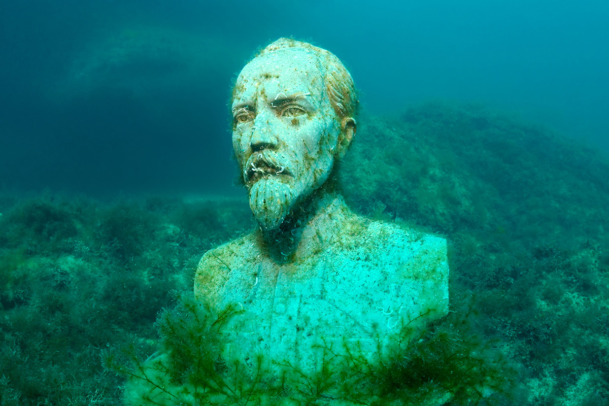 Entonces Vladímir se encargo de recoger las estatuas y de llevarlas al Mar Negro y fue así como surgió la idea de crear un museo submarino. / El fundador de la Cheka, Félix Dzherzhinski.