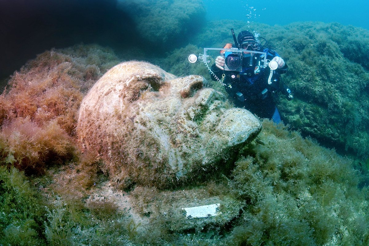 El museo acoge decenas de exposiciones aunque no es muy habitual ver turistas sumergidos entre los monumentos y los peces de colores. / Vladímir Lenin