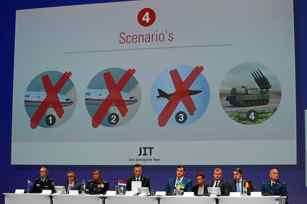 Vier mögliche Szenarien, warum die Maschine von Flug MH17 der Malaysia Airlines am 17. Juli 2014 abstürzte, werden während einer Pressekonferenz der Internationalen Untersuchungsgruppe (Joint Investigation Team, JIT) am Mittwoch in den Niederlanden gezeigt. Foto: AP