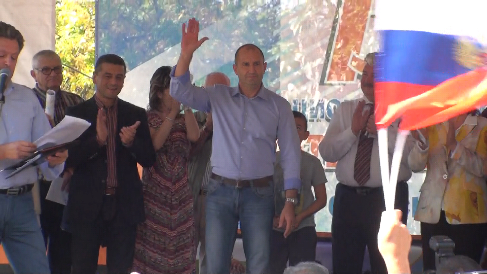 Кандидатът за президент на БСП Румен Радев беше обсаден от почитатели след официалната част. Снимка: Пламен Сибирски
