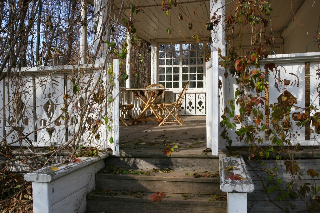 Tolstoy&#39;s house in autumn\n