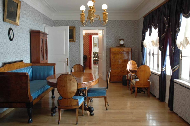 Inside Turgenev&#39;s house in Spasskoye-Lutovinovo\n
