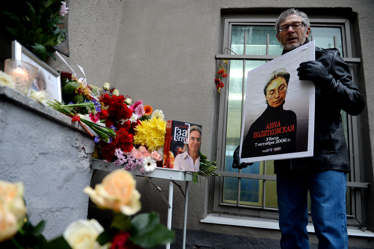 A man holds a portrait of slain Russian journalist Anna Politkovskaya during a rally marking the 10th anniversary of her murder in Moscow on Oct. 7, 2016. Source: AFP/East News