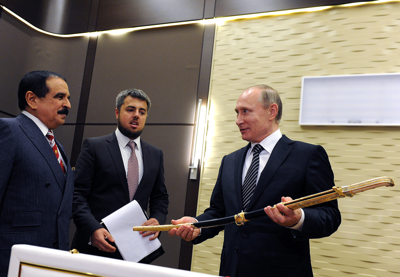 Raja Hamad bin Isa Al Khalifa dari Bahrain (kiri) memberikan Presiden Rusia Vladimir Putin sebilah pedang selama pertemuan di kediaman Bocharov Ruchei. Sumber: Mikhail Klimentov/TASS