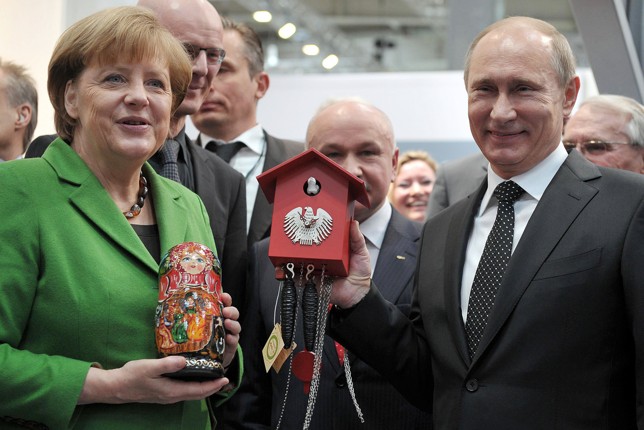 Kanselir Jerman Angela Merkel (kiri) dan Presiden Rusia Vladimir Putin pameran inovasi industri Hanover Fair di Hanover, Jerman, 8 April 2013. Saat itu, Vladimir Putin melakukan kunjungan kerja selama dua hari di Jerman. Sumber: EPA / Vostock-photo