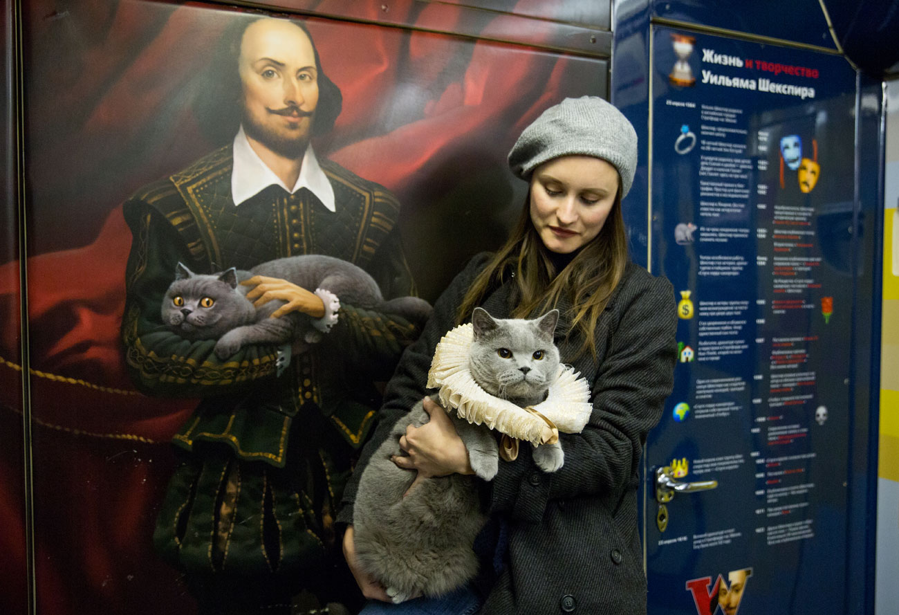 A lookalike of a cat once pictured with Shakespeare has boarded a special train of Moscow metro. Source: Press photo / Moscow metro