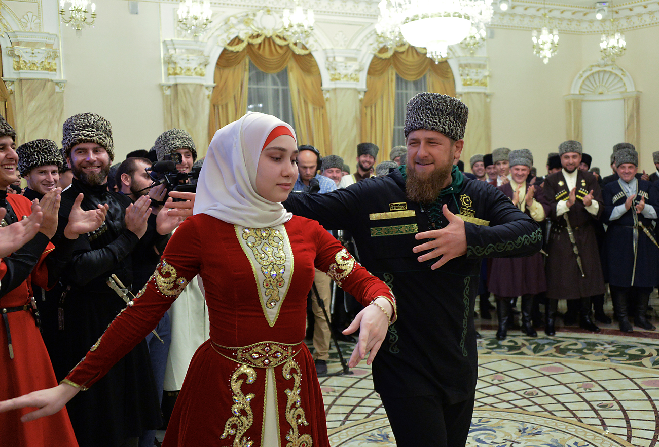 Pemimpin Chechnya Ramzan Kadyrov selama perayaan Hari Perempuan Chechen di Grozny. Sumber: Said Tsarnaev/RIA Novosti