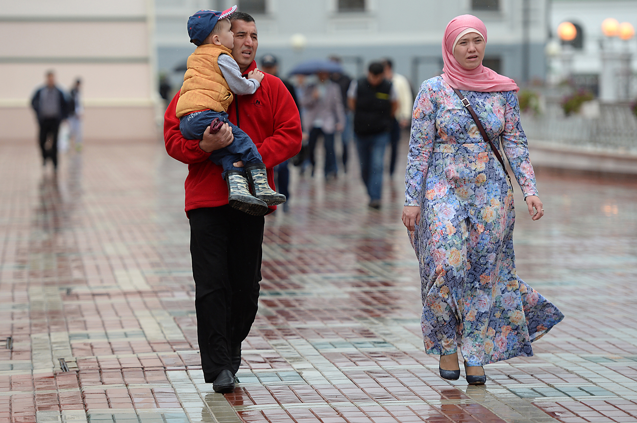 Keluarg muslim di luar Masjid Qolsharif di Kremlin Kazan, sebelum salat Id pada Hari Raya Idul Fitri yang menandai akhir bulan suci Ramahan. Sumber: Maksim Bogodvid/RIA Novosti