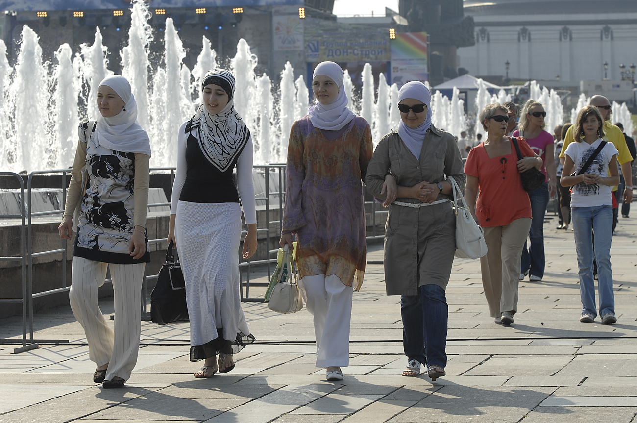 Perempuan-perempuan muslim warga kota Moskow pada perayaan ulang tahun kota di Poklonnaya Gora. Sumber: Yuri Mashkov/TASS