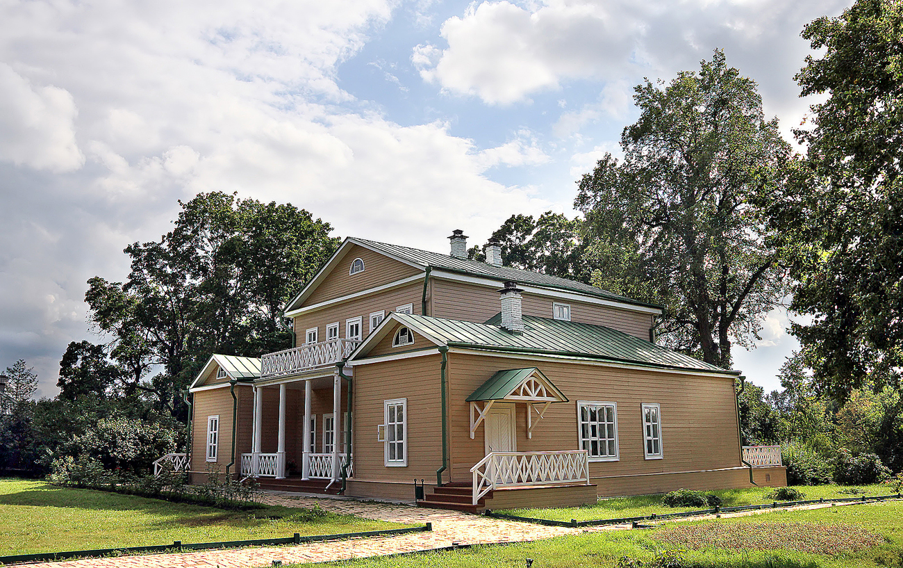 Dvorec v Državnem Lermontovskem muzeju - parku v Tarhanah. Vir: Lori / Legion-Media