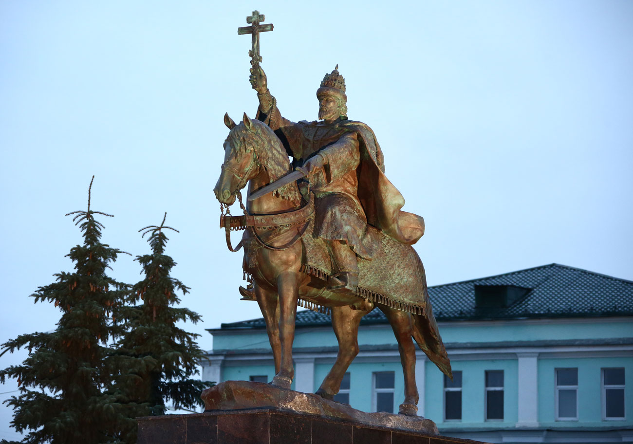 From Stalin to Prince Vladimir: Russia&#39;s controversial monuments