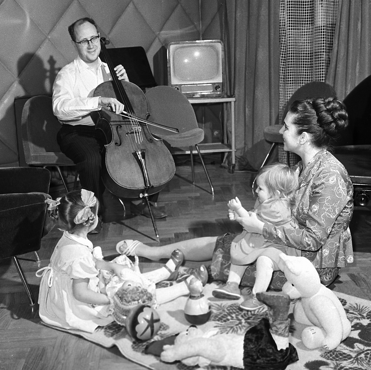 Opera singer Galina Vishnevskaya and her husband Mstislav Rostropovich with their daughters at home. Source: Sholomovich/RIA Novosti