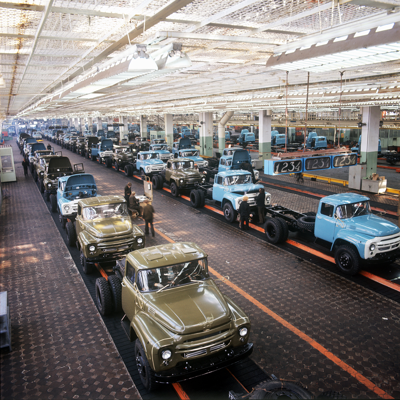  A view of the assembly line of the new assembling workshop at Moscow`s ZiL Plant.  / Source: Valentin Sobolev/TASS