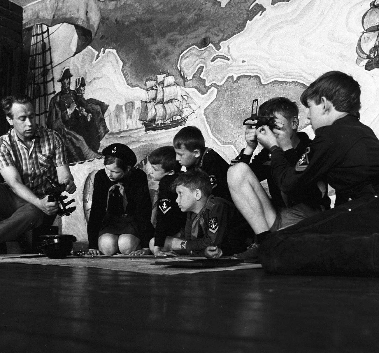 Vladislav Krapivin con dei bambini. Fonte: Ria Novosti