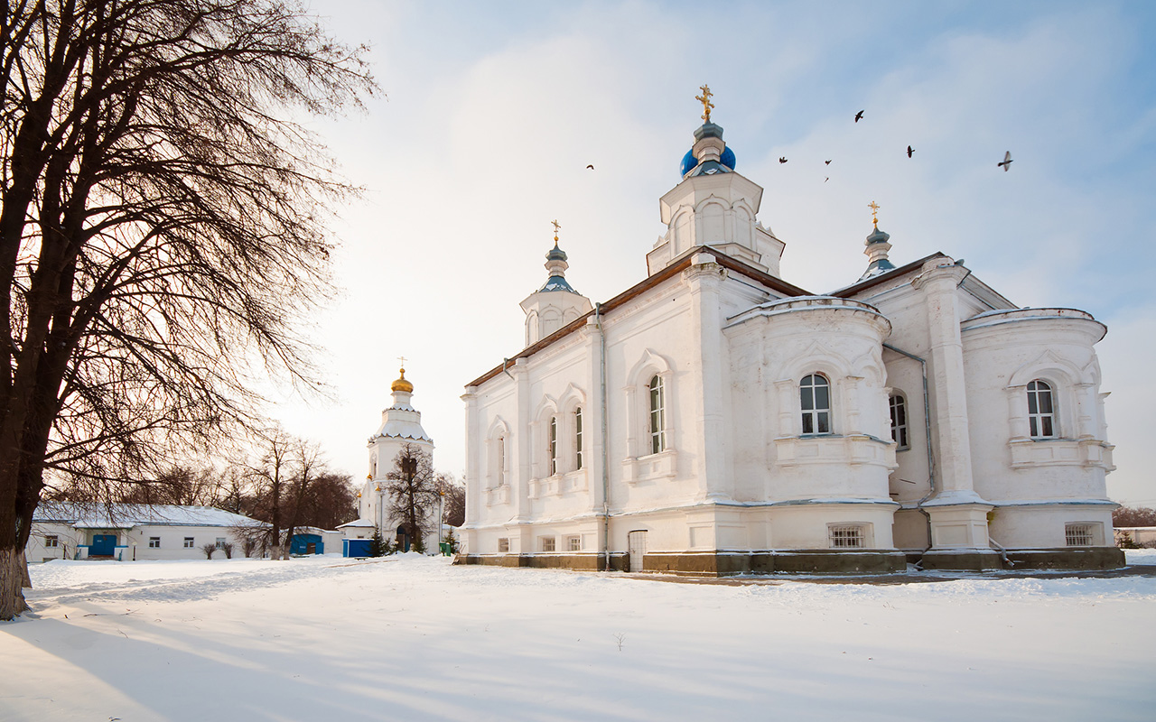 Le Monastère Scheglovski de la Sainte-Mère-de-Dieu est un monastère réservé aux hommes près de la ville de Toula, à 180 km de Moscou. Ornée d’une icône de Marie Donneuse-de-Lait, la cathédrale principale, consacrée en 1860, n’est ouverte que lors des prières. Le complexe abrite plusieurs petites structures et un calme jardin, caractéristiques du XIXe siècle.
