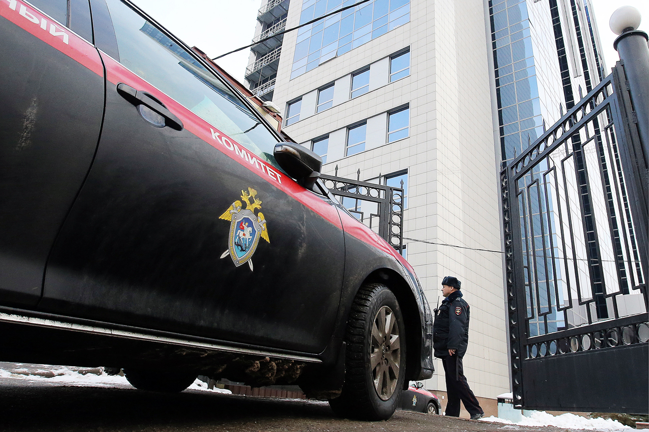 A police officer by the Russian Investigative Committee building where Russian Economic Development Minister Alexei Ulyukayev is being questioned on suspicion of receiving a $2 million bribe