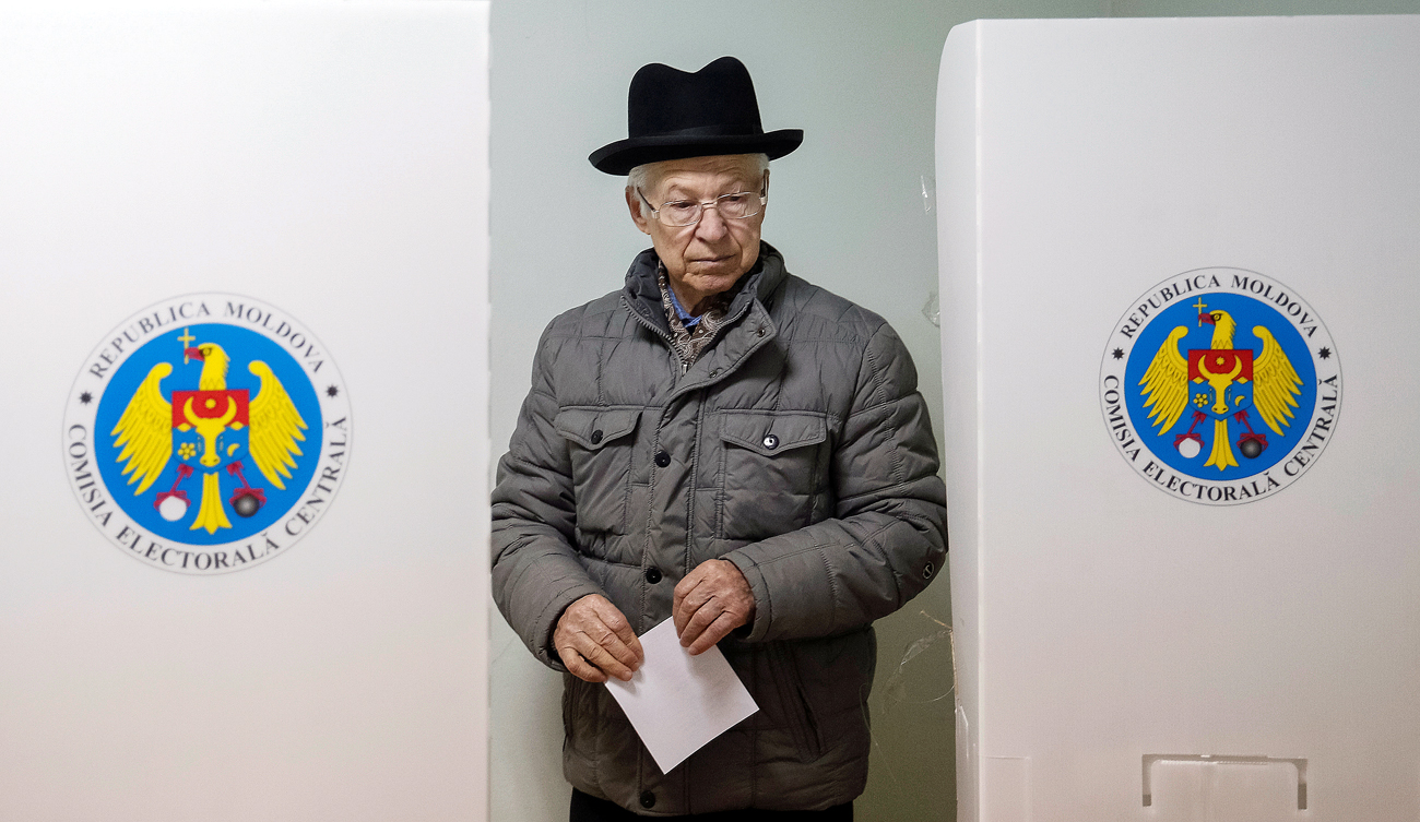 Ein Wähler in Moldaus Hauptstadt Chişinău verlässt die Wahlkabine, um seine Stimme abzugeben. Foto: Reuters