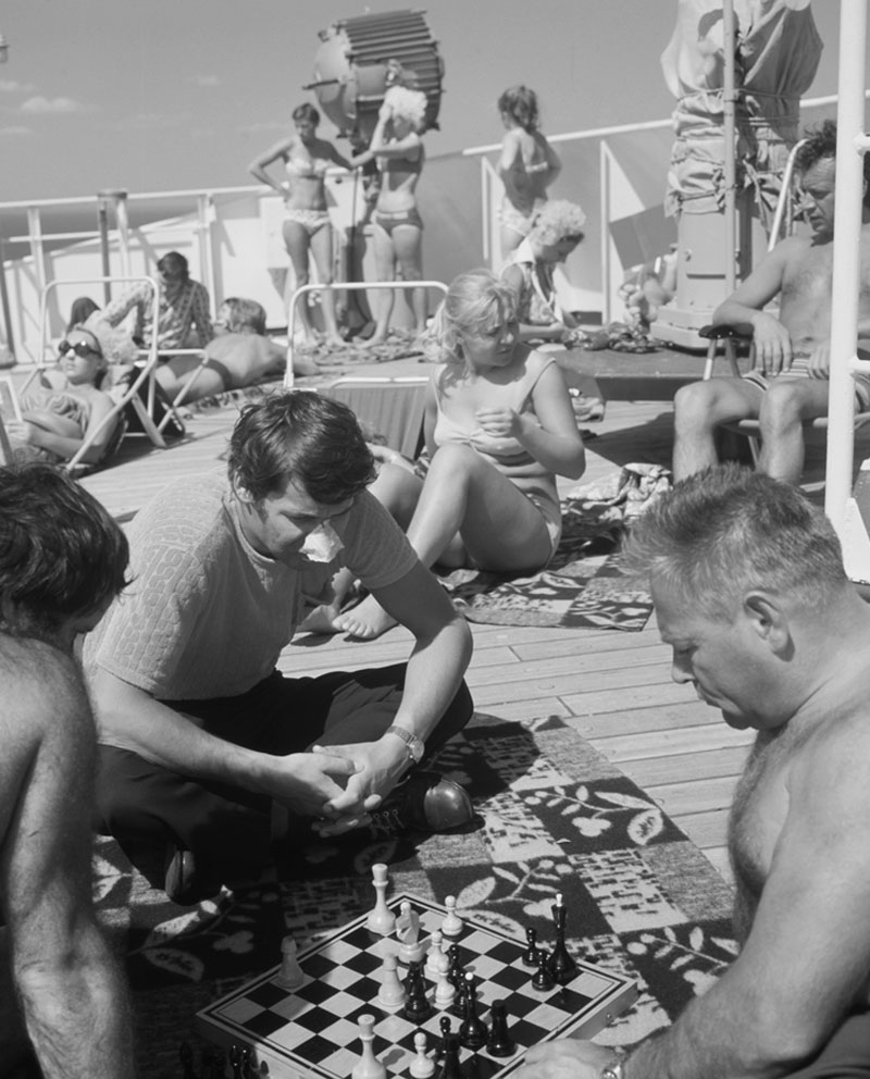 1973. Des passagers en croisière de Leningrad (aujourd’hui Saint-Pétersbourg) à New York se détendent sur le pont supérieur du navire.