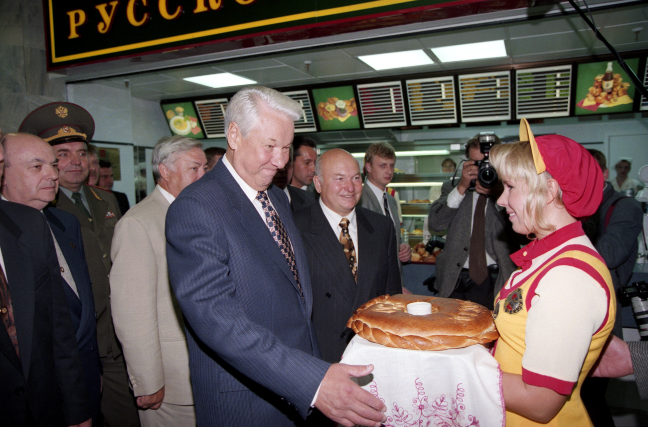 Presiden Boris Yeltsin disambut di sebuah rumah makan Rusia di pusat perbelanjaan bawah tanah pada 6 September 1997. Sumber: Alexander Sentsov / Alexander Chumichev / TASS