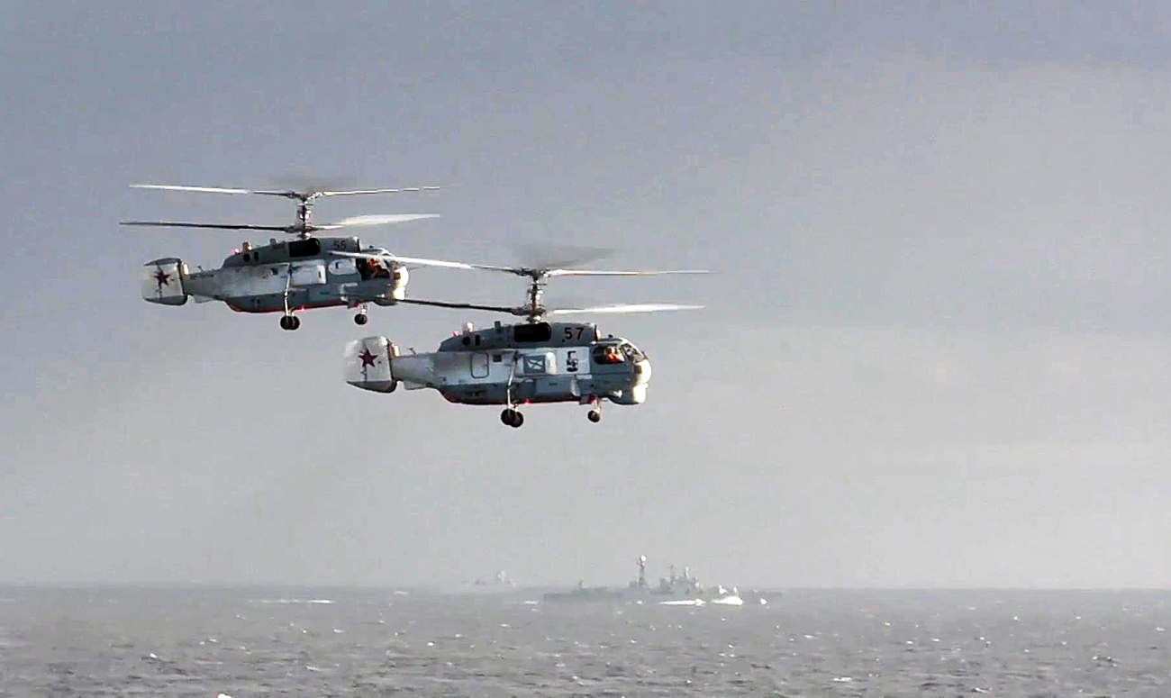 Helikopterji Ka-27PL Oboroženih sil Ruske federacije in letalonosilka Admiral Kuznecov. Vir: Tiskovna služba ruskega obrambnega ministrstva/TASS