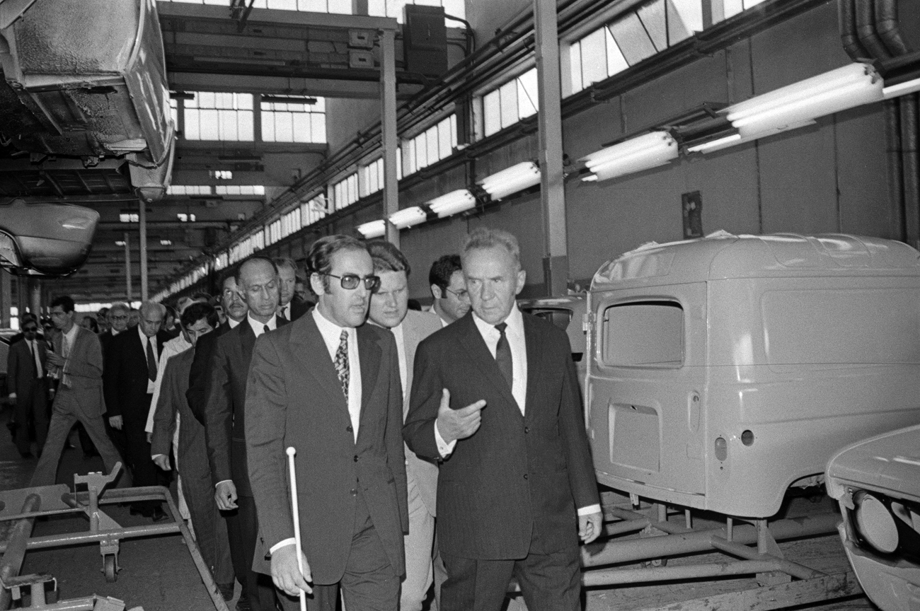 Alexei Kosygin and his party are pictured in one of the workshops of the car assembly plant "Somaka" in Casablanca, Morocco, on Oct. 9, 1971. Source: Viktor Koshevoi / TASS