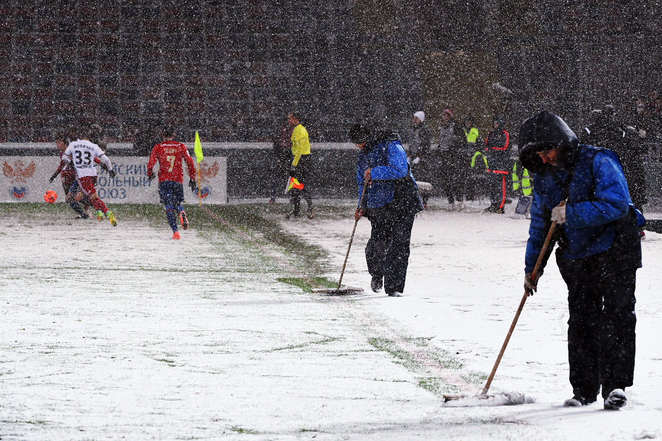 Assistants remove snow during the Russian Football Premier League's Round 13 match between CSKA Moscow and Amkar Perm. Source: Vladimir Fedorenko/RIA Novosti