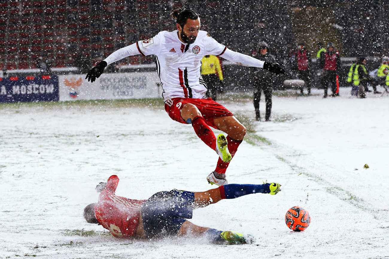 Alexeï Berezutsky du CSKA de Moscou (à gauche) et Darko Bodul de l'Amkar (à droite). Crédit : Vladimir Fedorenko / RIA Novosti