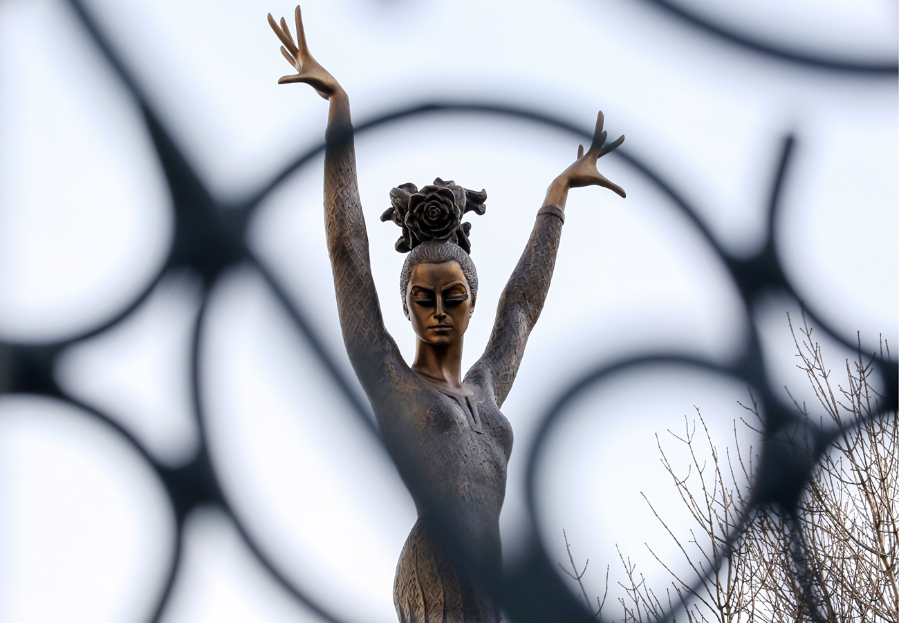  Monument dédié à Maïa Plissetskaya dans un square de la rue Bolchaïa Dmitrovka à Moscou. Crédit : Artiom Geodakian / TASS 