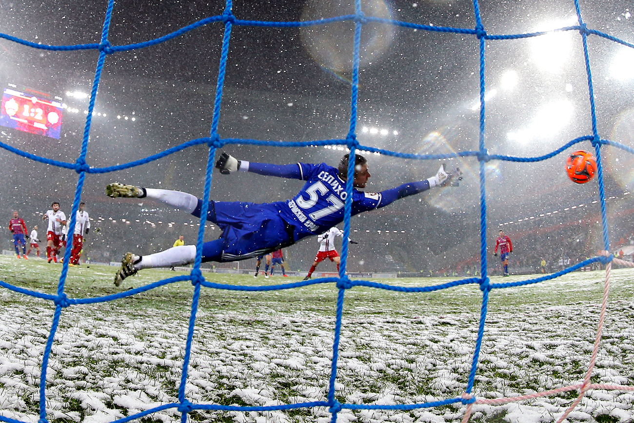 Alexander Selikhov, le gardien du FC russe Amkar Perm, lors d'un match contre le FC CSKA de Moscou. Crédit : Mikhail Japaridze / TASS