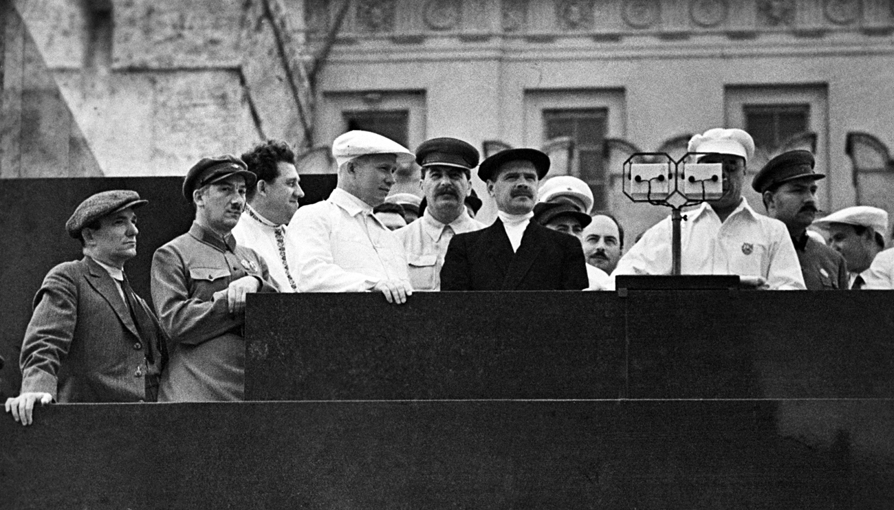 Alle "Schuldigen" auf einem Bild: der Chef des sowjetischen Innenministeriums NKWD Genrich Jagoda (zweiter von links), der erste Parteisekretär der KPdSU Nikita Chruschtschew (links von Stalin), Generalsekretär Joseph Stalin selbst (in der Mitte) und rechts von ihm Lasar Kaganowitsch, Volkskommissar für das Eisenbahn- und Transportwesen, während einer Athletenparade auf dem Roten Platz. Foto: TASS