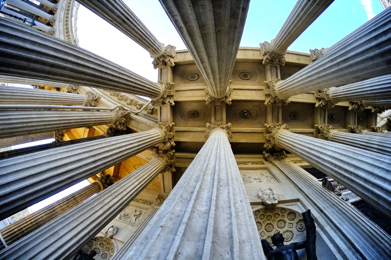 Für die Kasaner-Kathedrale wurden 96 Säulen errichtet, die dem Newski-Prospekt wie Flügel entgegenragen. Foto: Lori / Legion-Media