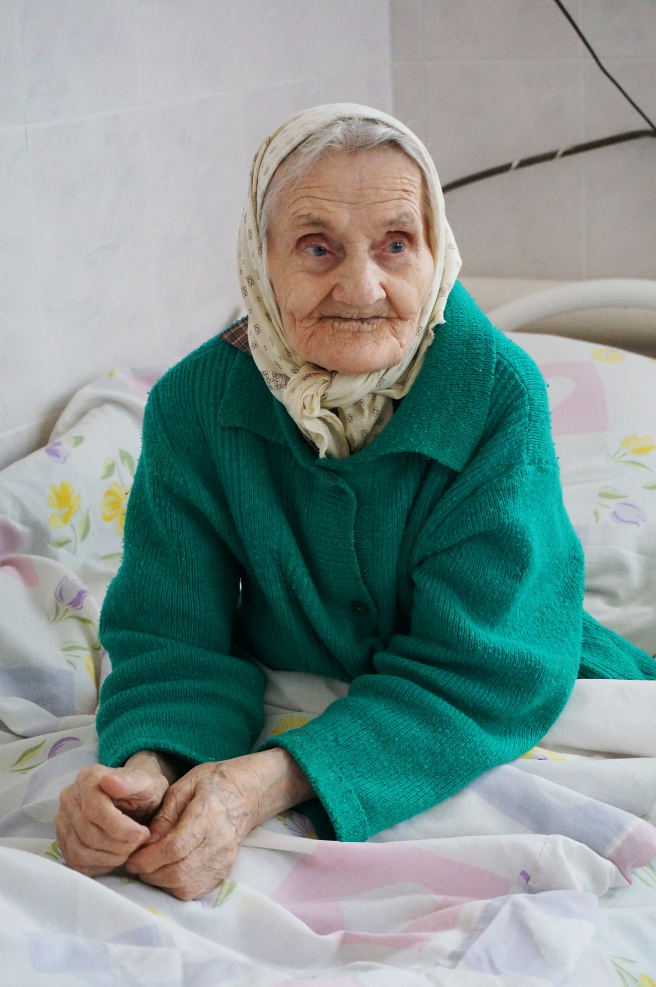 Un’anziana signora seguita dalla fondazione. Fonte: www.vk.com/starikamru