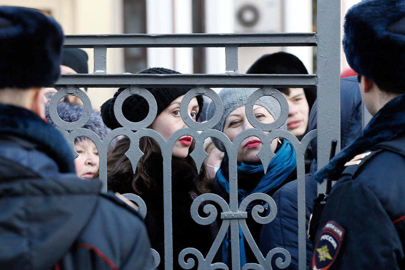 People lined the streets outside the State Tretyakov Gallery in Moscow on Dec. 15. / Source: Aleksandr Scherbak/TASS